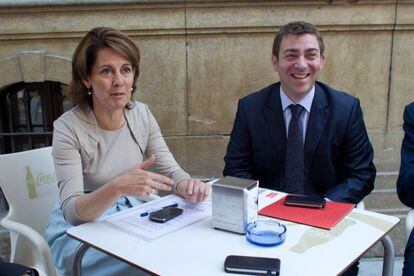 La presidenta de Navarra, Yolanda Barcina, y Roberto Jiménez, del PSN.