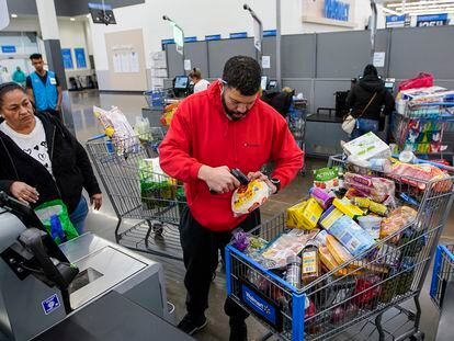 Un hombre compra alimentos en Walmart Supercenter en North Bergen, Nueva Jersey.