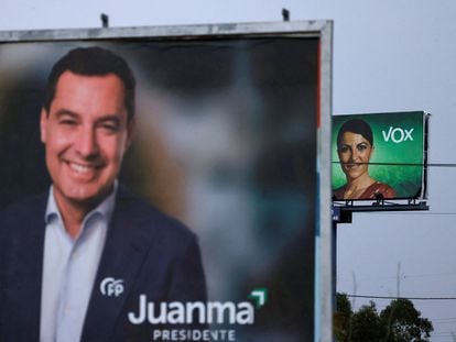 Cartel promocional del candidato del PP en las elecciones andaluzas, Juan Manuel Moreno, a la izquierda, y otro de la aspirante de Vox, Macarena Olona, en segundo plano.