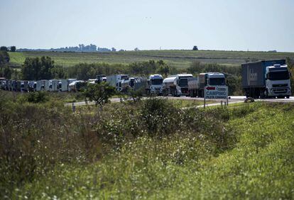 Decenas de camioneros en huelga bloquean con sus vehículos una carretera en Victoria, provincia de Entre Ríos, el 14 de abril de 2022.