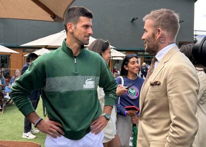 Djokovic y Beckham se saludan en el Players Lounge.