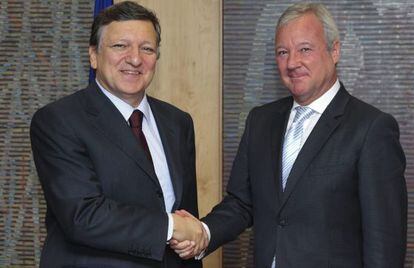El presidente de la Comisi&oacute;n Europea, Jos&eacute; Manuel Dur&atilde;o Barroso, saluda al nuevo presidente del Comit&eacute; de las Regiones, Ram&oacute;n Luis Valc&aacute;rcel.