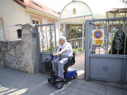 Un anciano sale de la residencia Arzobispo Morcillo, a principios de julio.