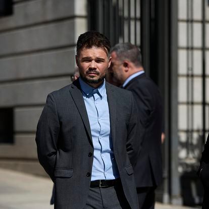 21/04/2022 El portavoz de Esquerra Republicana (ERC) en el Congreso, Gabriel Rufián, a su llegada a una reunión con el presidente de la Generalitat de Cataluña en el Congreso de los Diputados, a 21 de abril de 2022, en Madrid (España). El presidente de la Generalitat, ha visitado el Congreso de los Diputados para reunirse con los representantes de los partidos que han denunciado haber sido víctimas de 'espionaje político' a través del sistema de ciberespionaje Pegasus. Estas formaciones políticas son ERC, Junts, PDeCAT, CUP, Bildu y Unidas Podemos. Según un reportaje del medio 'The New Yorker', más de 60 líderes independentistas, entre ellos Aragonès, los expresidentes de la Generalitat Quim Torra y Artur Mas y el entorno de Puigdemont, fueron espiados con Pegasus, de la empresa israelí NOS Group, un programa que solo pueden comprar gobiernos y fuerzas y cuerpos de seguridad para combatir crimen y terrorismo.
POLITICA 
Jesús Hellín - Europa Press
