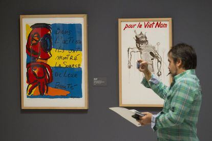 Un periodista toma imagenes frente a las obras de Karel Appel (izquierda) y Alexander Calder que forman parte de la nueva exposicion temporal del Museo Carmen Thyssen de Malaga 'Carteles de artista. De Toulouse-Lautrec a Jeff Koons'.