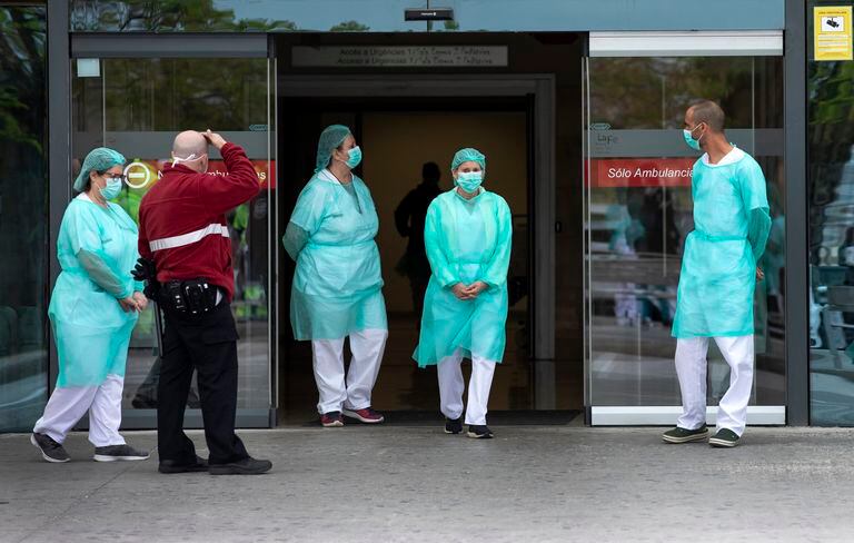 Médicos a las puertas del hospital La Fe de Valencia durante la crisis del Covid-19.