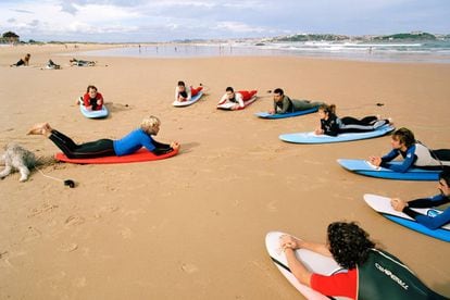 En la costa de Cantabria se abren decenas de playas donde se practica el deporte de la tabla. Localidades como Somo, donde existen escuelas de surf que ofrecen clases y alojamiento, o Suances y las playas de la Tablía y Los Locos. Somo es la cuna del surf cántabro y una de las playas de Cantabria más apreciada por los surfistas, con olas idóneas para quienes empiezan y seis kilómetros de arenal, debido al fuerte oleaje que durante todo el año azota la orilla y a la gran cantidad de servicios que ofrece. Otras playas imprescindibles de Cantabria son las de Berria, una larguísima playa de arena dorada a los pies del monte Buciero, y la playa de La Salvé, destino de los miles de veraneantes que escogen Laredo para sus vacaciones. <a href="https://www.surfcantabria.com/" target="_blank">Surf Cantabria</a> agrupa la información sobre cursos, campamentos y alojamiento para aficionados a este deporte.