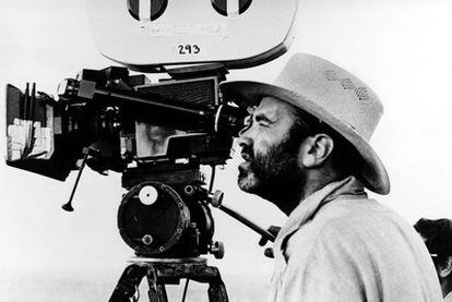 El director Terrence Malick, durante el rodaje de la película <i>Días del cielo,</i> en 1978.