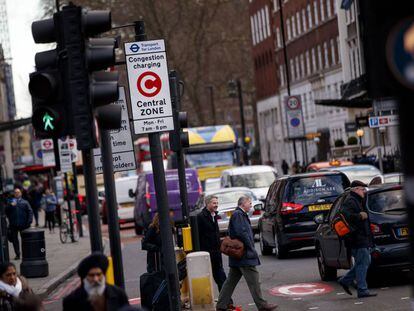 Una señal avisa de la zona en la que se aplica la “tasa de congestión” de Londres. 