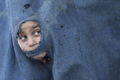 Un niño refugiado palestino juega en el campo de refugiados de Khan Younis (Franja de Gaza).