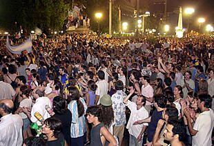 Protesta ante el palacio presidencial en Buenos Aires contra las medidas económicas del nuevo Gobierno argentino.