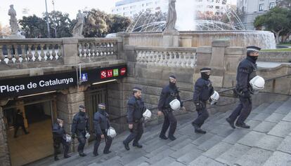 La Guàrdia Urbana després d'un dels desallotjaments recents dels manters a la plaça Catalunya.