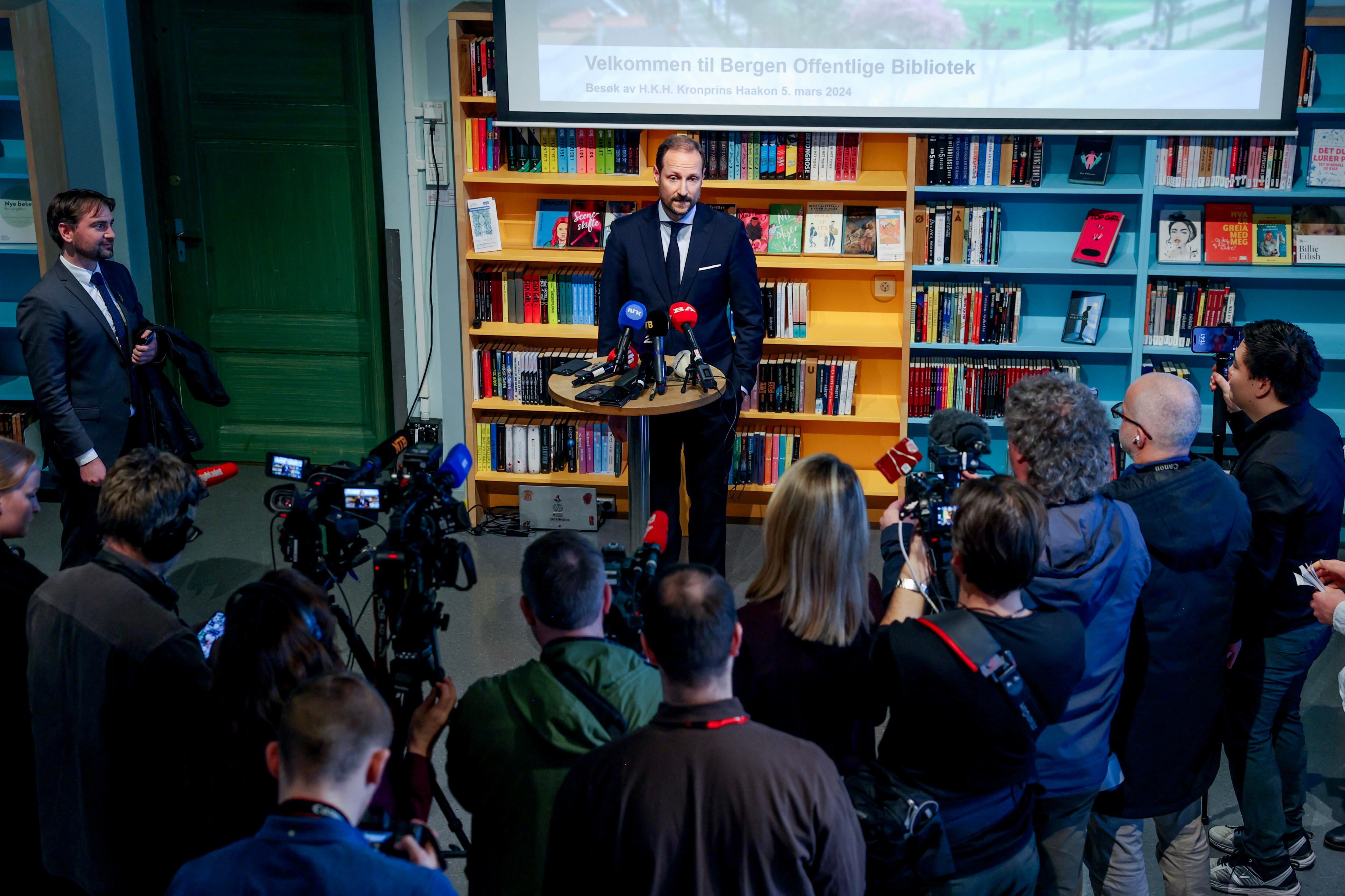 Haakon de Noruega, el pasado 5 de marzo durante un acto en la biblioteca pública de Bergen, donde habló con los medios sobre su padre. 