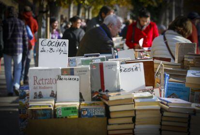La cuesta de Moyano en Madrid llena de libros de ocasión.