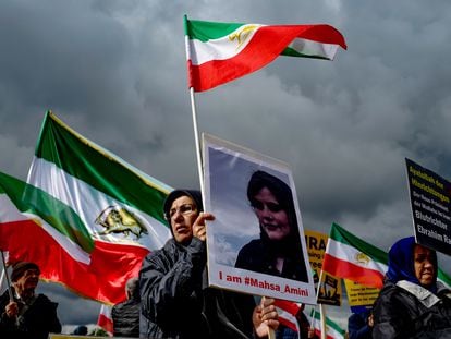 Berlin (Germany), 28/09/2022.- Participants attend a rally in front of the Reichstag building in Berlin, Germany, 28 September 2022. Iran has been facing many anti-government protests following the death of Mahsa Amini, a 22-year-old Iranian woman, who was arrested in Tehran on 13 September by the morality police, a unit responsible for enforcing Iran's strict dress code for women and died while in their custody. (Protestas, Alemania, Teherán) EFE/EPA/FILIP SINGER
