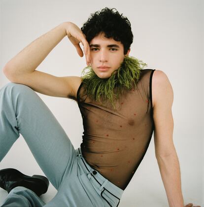 El actor Hugo Arbués (Madrid, 17 años) es un joven icono de la moda y estrella emergente gracias a la película 'A través de mi ventana'. Aquí posa con un clásico del estilo Palomo: una camiseta transparente con plumas.