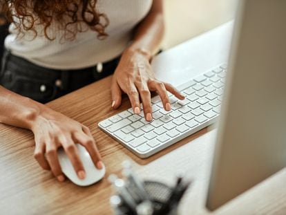Una mujer trabajando con ordenador.