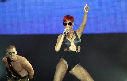 La cantante estadounidense Rihanna, durante su actuación, ayer en Rock in Rio.