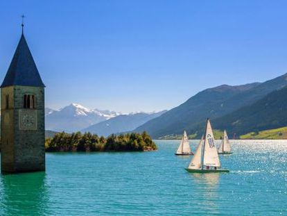 El campanario de la antigua iglesia sobresale en el lago de Resia, en la frontera austriaca.