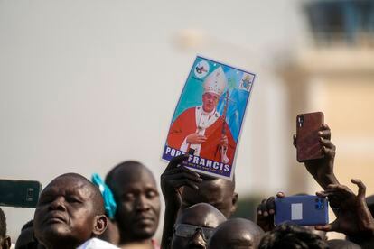 La gente espera la llegada del Papa Francisco al aeropuerto de Juba, Sudán del Sur, con carteles y esperando poder sacarle una foto.