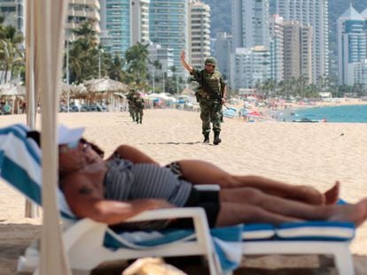 Militares patrullan una playa de Acapulco.