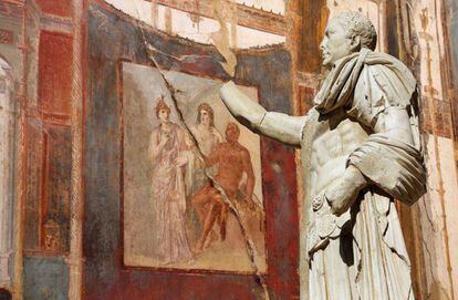 Estatua del procónsul Marcus Nonius Balbus delante de un fresco dedicado a Hércules en las ruinas de Herculano.