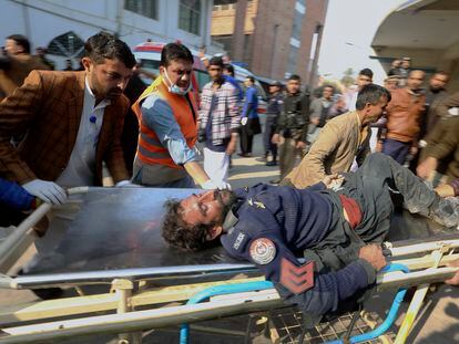 Un agente de policía herido en la explosión de este lunes, 30 de enero, en una mezquita de la ciudad paquistaní de Peshawar.