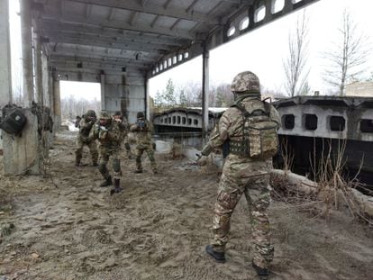Civiles reciben instrucción militar para ser miembros de las Fuerzas de Defensa Territorial, en una fábrica abandonada a las afueras de Kiev, el 29 de enero.
