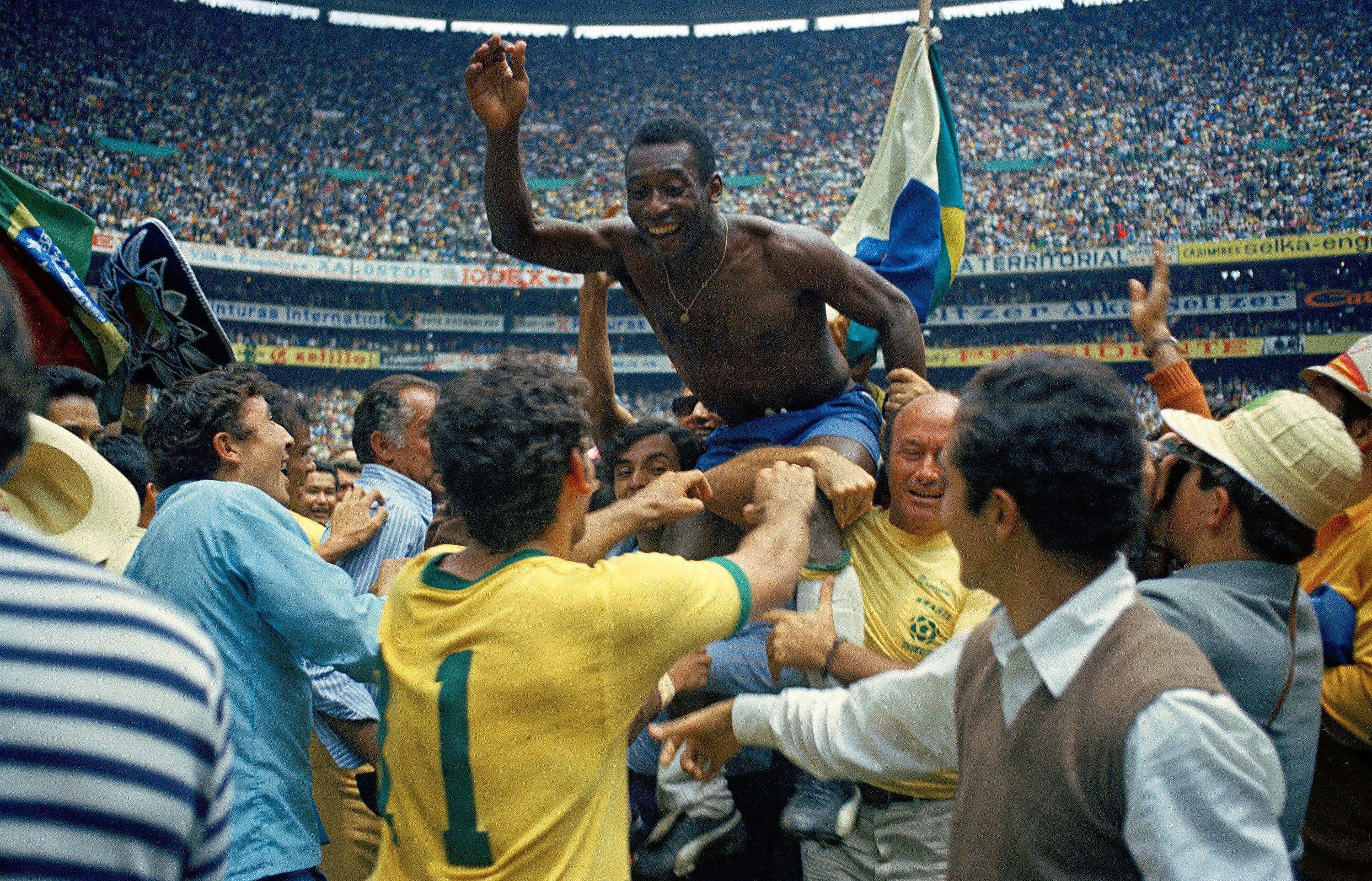 Saliendo a hombros del estadio Azteca de México, el 21 de junio de 1970, tras ganar el Mundial.