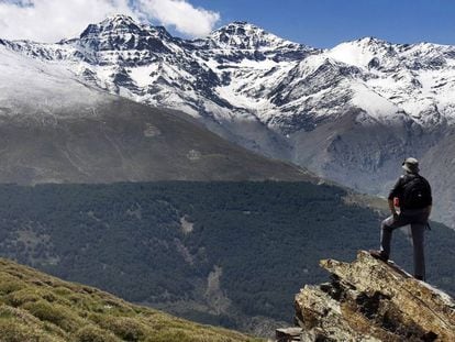 El Mulhacén y el Alcazaba, dos de los picos de más de 3.000 metros, vistos desde la vertiente norte de Sierra Nevada.