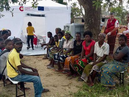 Varios pacientes esperan a ser atendidos en la unidad START en Mozambique.