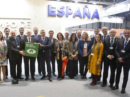 Firma del compromiso de la banca para cumplir los Acuerdos de París. En la foto, representantes de los bancos firmantes, la AEB, la CECA y el ICO.
 