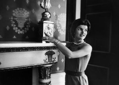 Jackie Kennedy muestra un candelabro de James Monroe. |