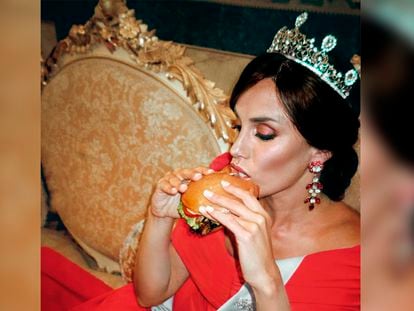 La similitud de la reina Letizia con la mujer que protagoniza la nueva campaña de VICIO en la presentación de la nueva hamburguesa sin gluten, que puede contener trazas.