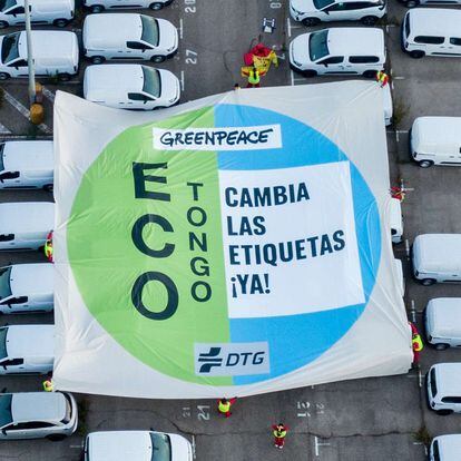 Pancarta desplegada por Greenpeace contra el etiquetado de la DGT.