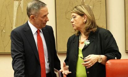 Elvira Rodr&iacute;guez charla con Julio Segura, actual presidente de la CNMV, en el Congreso.