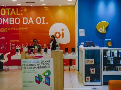 Interior de una tienda de Oi en un centro comercial de Brasilia (Brasil).
