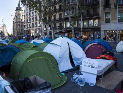 La acampada sigue en la plaza Universitat de Barcelona.