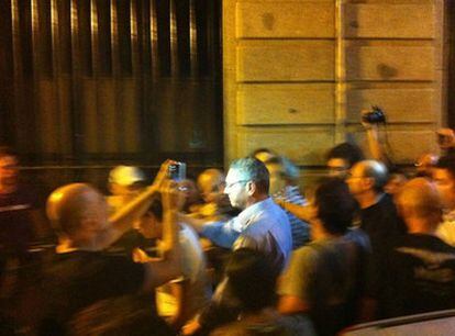 Imagen del momento en el que Gallardón se topa con los manifestantes, tomada del Twitter de Juan Antonio Polo (@esjapo).