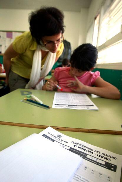 Una alumna de 6º de Primaria del colegio público El Espinillo, en Villaverde ( Madrid) , realiza la prueba de CDI, en 2009.
