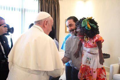 José Antonio Maeso, portando la marioneta Pazita, saluda al Papa Francisco en las Jornadas de la Juventud celebradas en Panamá en 2019.