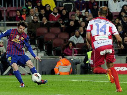 Messi remata para firmar su primer gol en el partido.