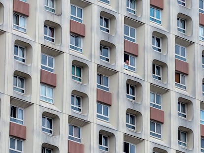 Un hombre mira por la ventana de su piso en París durante el confinamiento
ordenado por el Gobierno francés, el 18 de marzo de 2021.