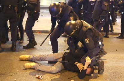 Disturbios en la Plaza de Col&oacute;n tras las marchas por la dignidad en marzo de 2014. 