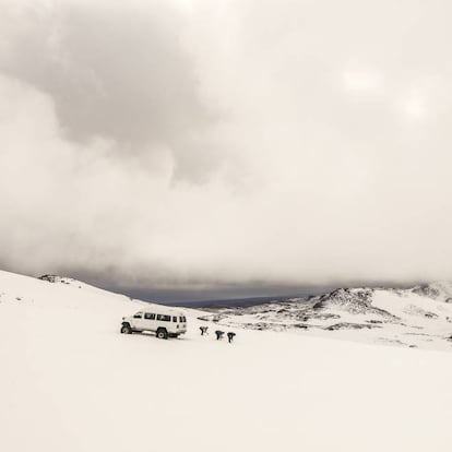 An SUV on the slope of the Eyjafjallajökull.