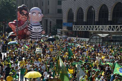 Manifestantes proimpeachment en la Avenida Paulista, una de las principales calles de la ciudad y escenario de las últimas manifestaciones multitudinarias contra el Gobierno.