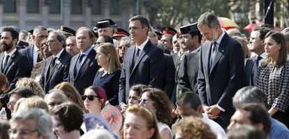 Els Reis, amb la resta de personalitats, en l'homenatge a les víctimes a la plaça de Catalunya.