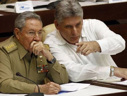 Raul Castro junto a Miguel Diaz-Canel Bermudez.