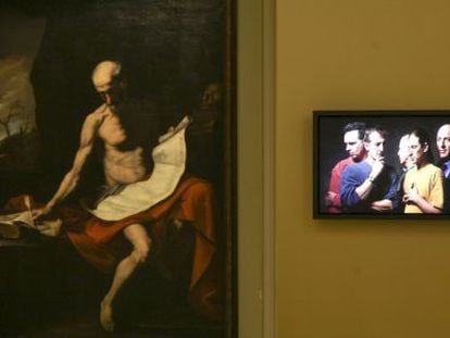 Uno de los v&iacute;deos de Bill Viola junto a un lienzo de Ribera. 