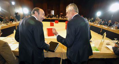 Alfredo Pérez Rubalcaba y José Antonio Griñán, este martes en Sevilla.